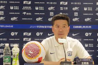 足协主席宋凯为媒体记者足球友谊赛开球，并向冯潇霆赠送纪念球衣
